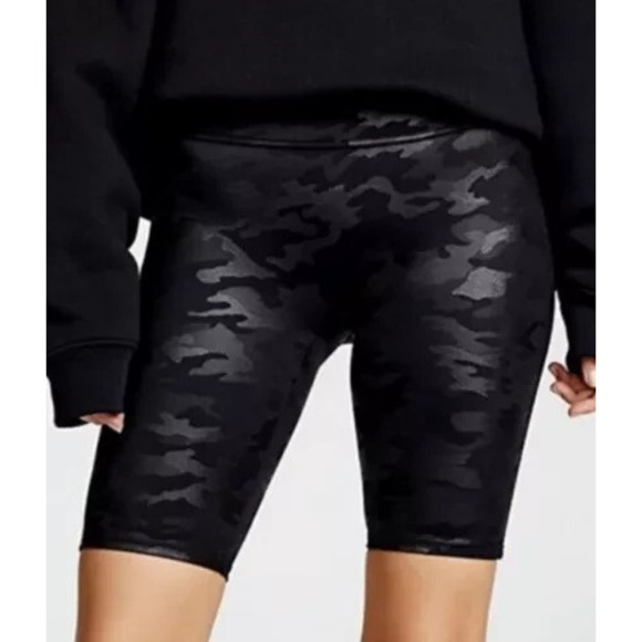 Camo Pants - Auth SPANX Faux Leather Shiny Black Camo BIKER SHORTS‎ Size Large